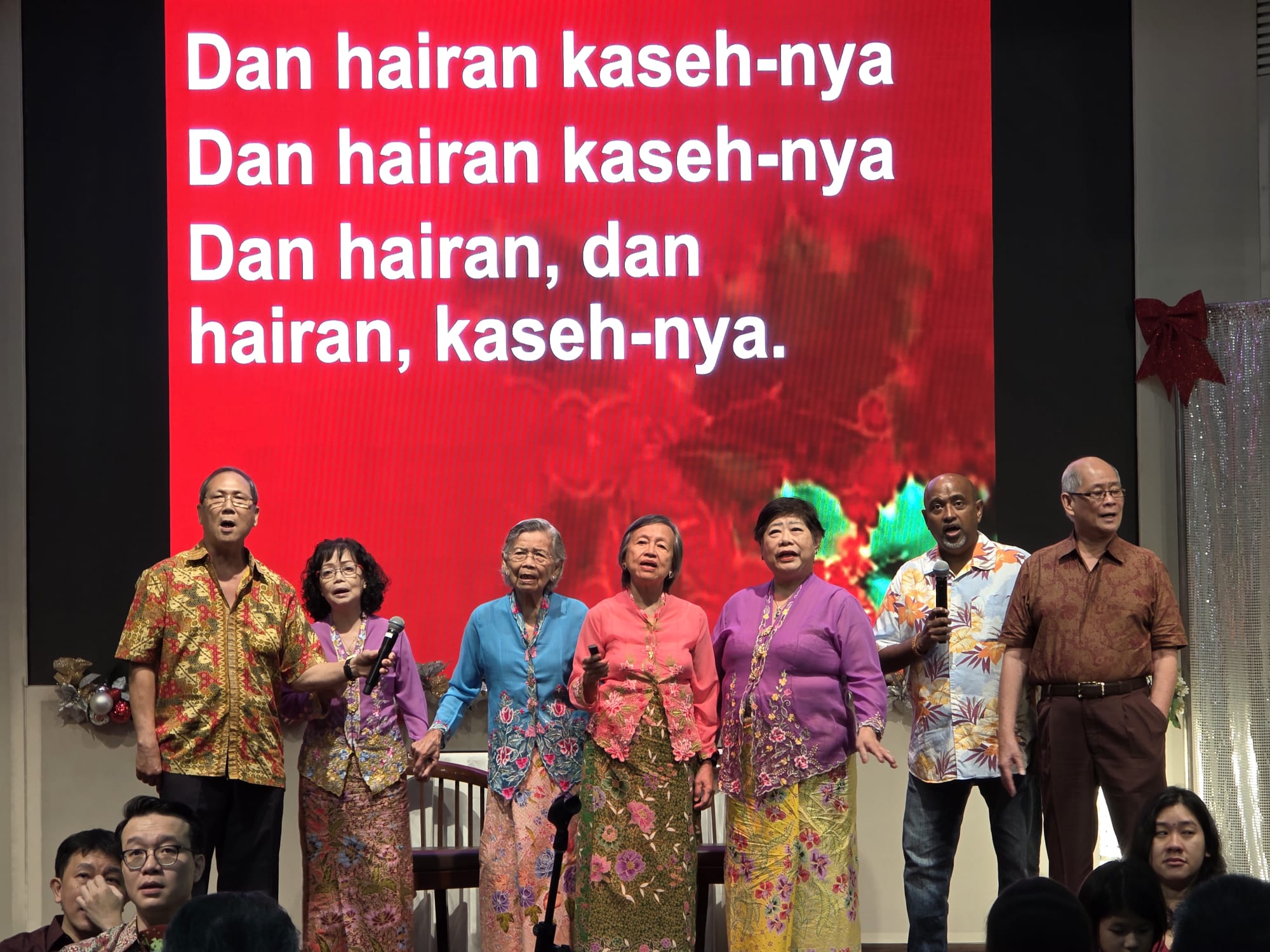 5 Members from the Peranakan congregation belt out carols in Peranakan